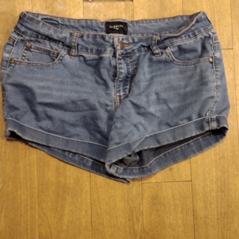 Celebrity pink jean shorts size 9
